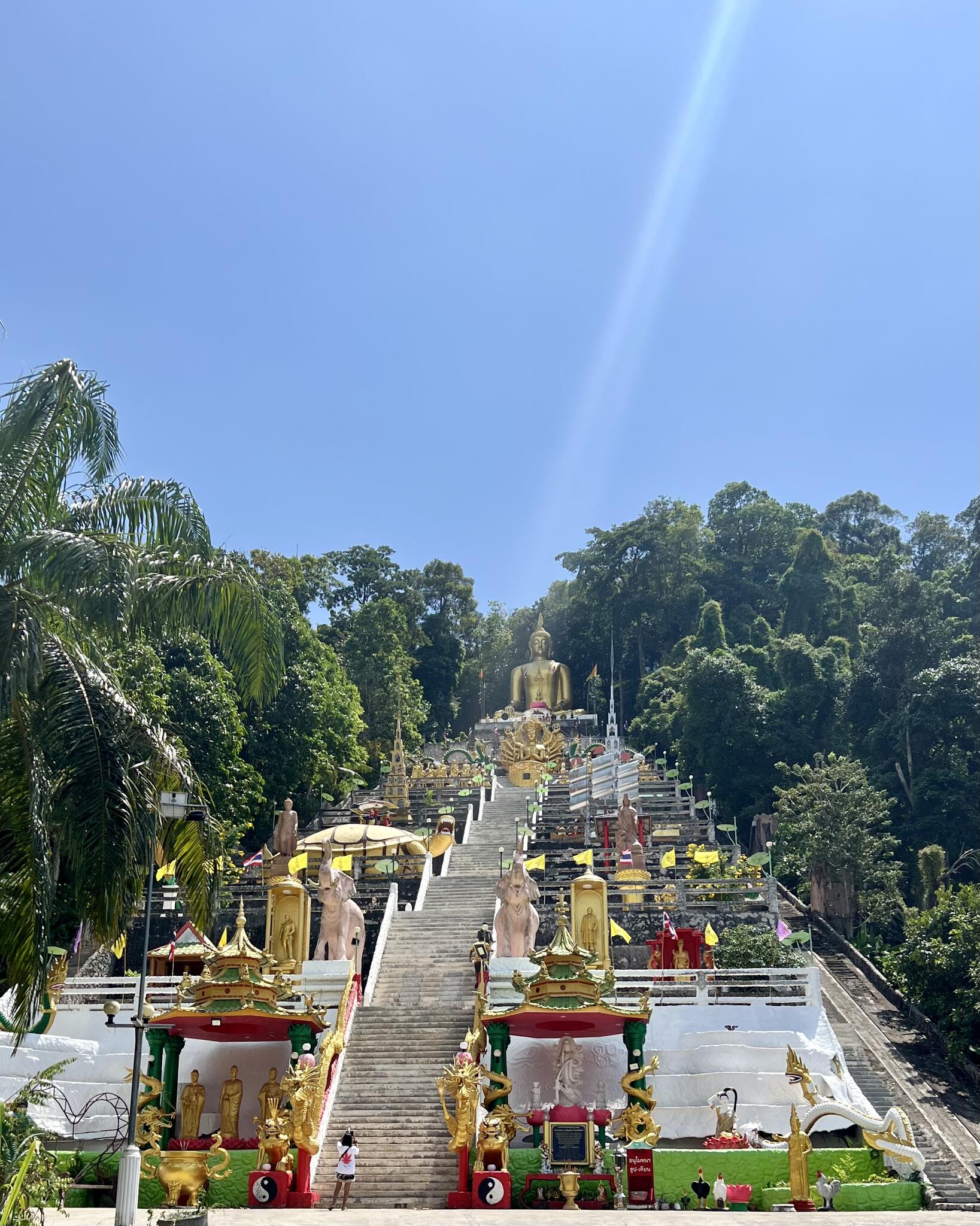 Wat Phu Khao Phra Maha Bodhisattva : Mountain Buddha Temple